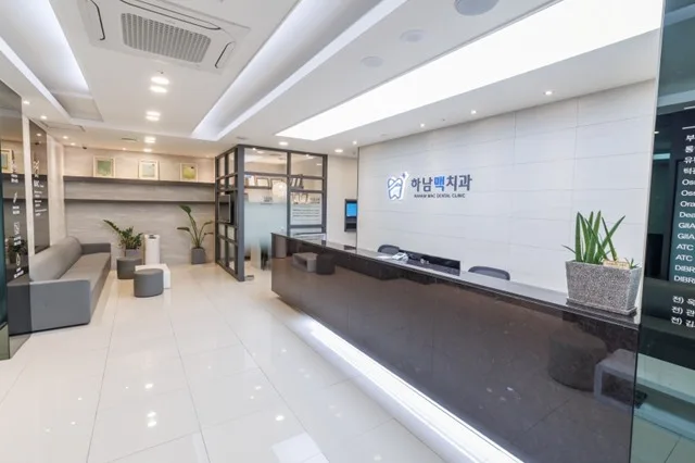 치과 진료실에 장비와 기구가 정돈되어 놓여 있는 모습