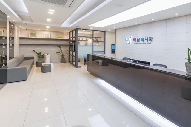 유닛 체어 옆으로 진료 기구가 나란히 놓인 진료실